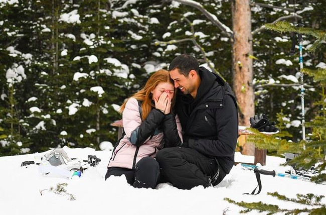 Hubungan keduanya baru dipublikasikan di Instagram dalam dua tahun belakangan ini. Tidak disangka hubungan mereka ternyata serius, hingga Nassar melamar Jennifer saat ski trip. Aku tidak bisa menunggu untuk menghabiskan sisa hidup kita belajar, tumbuh, tertawa dan saling mencintai. Yes, jutaan kali, tulis Jennifer di Instagram. Foto: Instagram