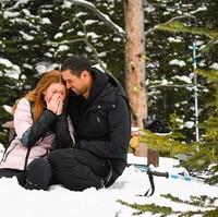 Hubungan keduanya baru dipublikasikan di Instagram dalam dua tahun belakangan ini. Tidak disangka hubungan mereka ternyata serius, hingga Nassar melamar Jennifer saat ski trip. Aku tidak bisa menunggu untuk menghabiskan sisa hidup kita belajar, tumbuh, tertawa dan saling mencintai. Yes, jutaan kali, tulis Jennifer di Instagram. Foto: Instagram