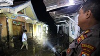 Banjir bandang itu mengakibatkan 211 rumah terendam lumpur dan warga diungsikan ke tempat yang lebih aman untuk mengantisipasi terjadinya banjir susulan. Antara Foto/Budi Candra Setya.
