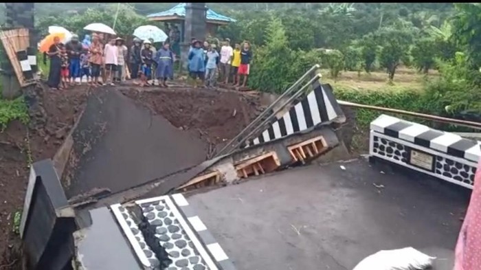 banjir ambrukkan jembatan di malang