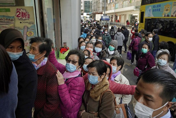 Antrean panjang warga yang hendak membeli masker terlihat di apotek maupun toko di Hong Kong. Mereka ramai-ramai beli masker agar terhindar dari virus corona.
