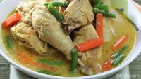 Meskipun namanya mirip, kare ayam jawa bukanlah kari. Bumbu rempahnya lebih sederhana dan dipadukan dengan sayuran. Resep lengkapnya bisa dilihat di sini.Foto: detikfood