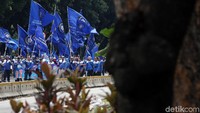 Massa nampak membawa bendera dan berbagai atribut lainnya seperti poster dan spanduk yang berisi penolakan Omnibus Law RUU Cipta Lapangan Kerja (Cilaka).