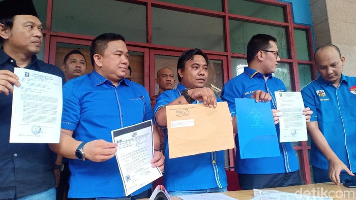 Haris Pertama (pegang map coklat) dan jajarannya melakukan jumpa pers soal kepengurusan KNPI.
