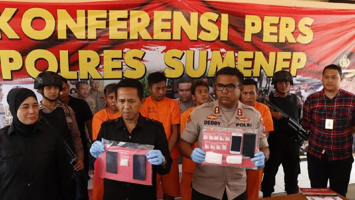 Empat pengedar sabu di Sumenep diringkus. Dari tangan tersangka, polisi menyita puluhan gram sabu yang siap dikirim ke Pulau Masalembu.