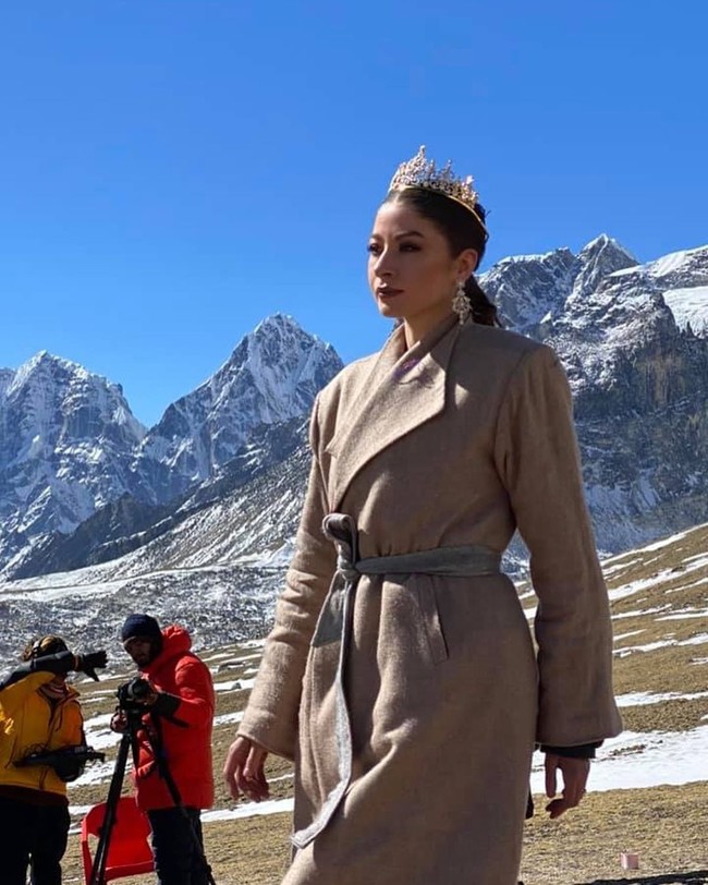 Fashion show yang berlangsung selama 45 menit ini menampilkan para model memeragakan busana karya brand Nepal, Kasa. Seluruh peserta fashion show memakai busana yang terbuat dari bahan organik dan dapat diurai, demikian pernyataan dari panitia penyelenggara Mt Everest Fashion Runway seperti dikutip dari SBS Nepali. Foto: officialmadalinadoroftei, @ guinnessworldrecords, @ kasa.kasastyle