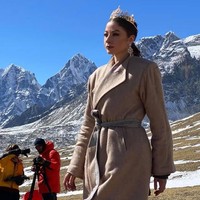 Fashion show yang berlangsung selama 45 menit ini menampilkan para model memeragakan busana karya brand Nepal, Kasa. Seluruh peserta fashion show memakai busana yang terbuat dari bahan organik dan dapat diurai, demikian pernyataan dari panitia penyelenggara Mt Everest Fashion Runway seperti dikutip dari SBS Nepali. Foto: officialmadalinadoroftei, @ guinnessworldrecords, @ kasa.kasastyle