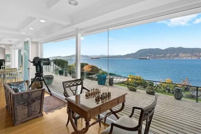 Rumah mewah ini rupanya berusia cukup tua 108 tahun. Namun rumah ini sudah direnovasi dengan sentuhan modern. Seperti penempatan jendela besar di bagian belakang sehingga pemandangan gunung dan lautan bisa terlihat dari dalam rumah. Foto: Dok REW Real Estate