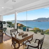 Rumah mewah ini rupanya berusia cukup tua 108 tahun. Namun rumah ini sudah direnovasi dengan sentuhan modern. Seperti penempatan jendela besar di bagian belakang sehingga pemandangan gunung dan lautan bisa terlihat dari dalam rumah. Foto: Dok REW Real Estate