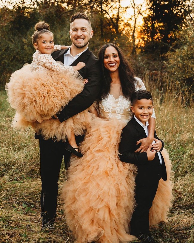 Semenjak Meghan Markle menjalin hubungan dengan Pangeran Harry, beberapa wanita yang mirip dengannya juga ikut jadi pusat perhatian. Akeisha pun mencuri perhatian orang melalui Instagram anaknya yang punya ratusan ribu pengikut. Foto: Instagram @greyson_land