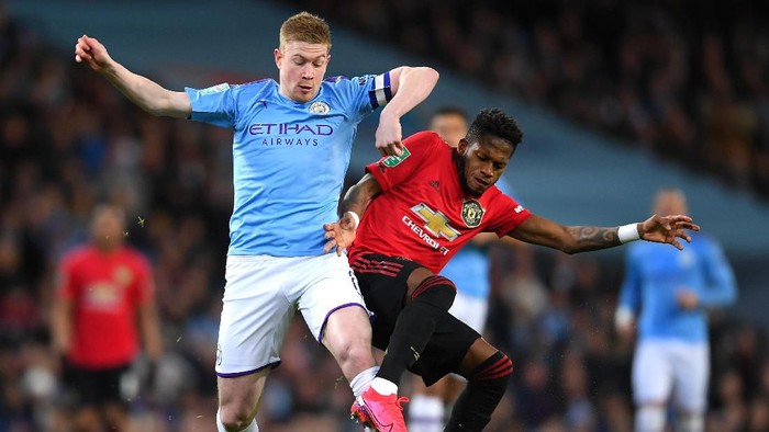 MANCHESTER, ENGLAND - JANUARY 29: Kevin De Bruyne of Manchester City battles for possession with Fred of Manchester United during the Carabao Cup Semi Final match between Manchester City and Manchester United at Etihad Stadium on January 29, 2020 in Manchester, England. (Photo by Laurence Griffiths/Getty Images)