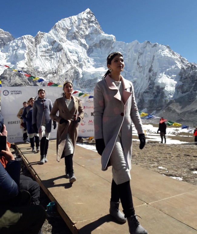 Mt Everest Fashion Runway itulah nama acara yang berhasil memecahkan Rekor Dunia Guinness. Fashion show yang mencetak rekor dunia ini digelar di dekat base camp Gunung Everest di Kala Patthar pada 26 Januari 2020. Foto: @officialmadalinadoroftei, @guinnessworldrecords, @kasa.kasastyle
