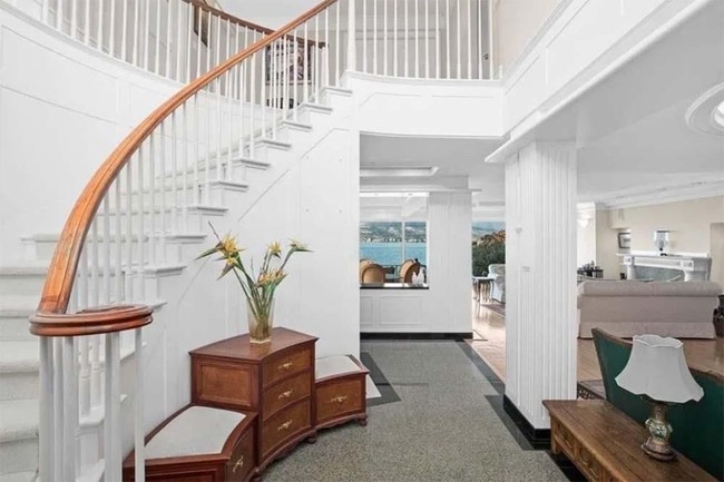 Rumah dengan luas 641 m2 ini menurut The Sun, dibeli Pangeran Harry dan Meghan Markle seharga US$ 40 juta atau sekitar Rp 546 miliar.  Rumah ini berada di kawasan prestisius di Vancouver Barat, di mana terkenal sebagai tempat tinggal orang-orang kaya. Salah satu orang kaya yang tinggal di kawasan ini adalah pemilik brand Lululemon, Chip Wilson. Foto: Dok REW Real Estate