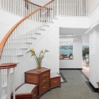 Rumah dengan luas 641 m2 ini menurut The Sun, dibeli Pangeran Harry dan Meghan Markle seharga US$ 40 juta atau sekitar Rp 546 miliar.  Rumah ini berada di kawasan prestisius di Vancouver Barat, di mana terkenal sebagai tempat tinggal orang-orang kaya. Salah satu orang kaya yang tinggal di kawasan ini adalah pemilik brand Lululemon, Chip Wilson. Foto: Dok REW Real Estate