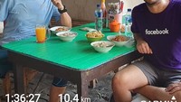 Lama di Indonesia membuat Mr. Dennis terbiasa dengan makanan khas Indonesia. Mie ayam di warung sederhana ini jadi pilihan Mr. Dennis ketika selesai olahraga. Foto: Instagram @gurukumrd