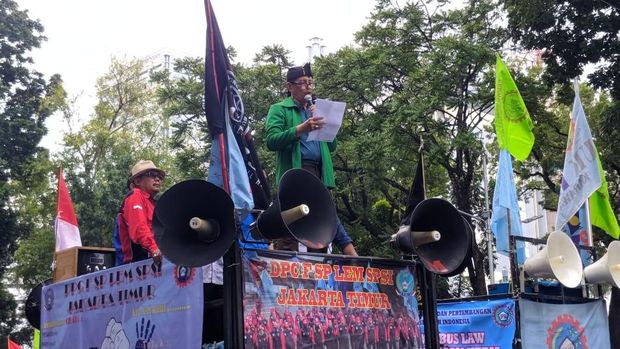 Massa Demo Depan Istana Berangsur Bubar, Lalin di Merdeka Barat Masih Ditutup