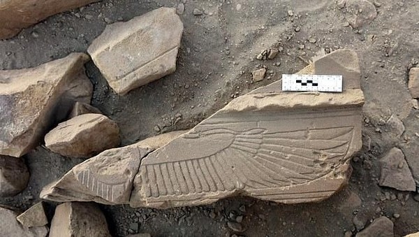 Ditemukan juga ratusan artefak lain dalam bentuk potongan yang siap dipindahkan, tapi sepertinya ditinggalkan begitu saja di situs Gebel el Silsila. (dok. Gebel el Silsila Project)