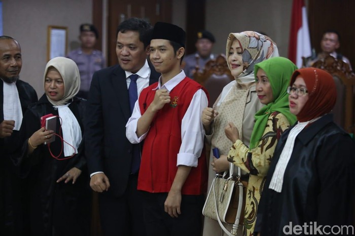 Habiburokhman dan Lutfi Pembawa Bendera. (Faiq/detikcom)