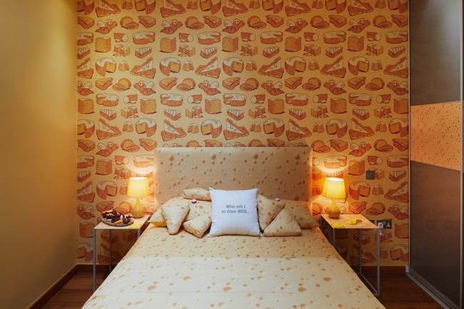 Ini adalah satu-satunya hotel unik bertema keju yang terletak di London, Inggris. Seluruh desain dari hotel ini bertema keju, seperti wallpaper dan sprei bermotif keju serta hiasan dan pajangan lainnya yang juga berwarna kuning dan bertema keju. Foto: dok. Cafe Rouge
