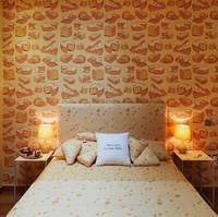 Ini adalah satu-satunya hotel unik bertema keju yang terletak di London, Inggris. Seluruh desain dari hotel ini bertema keju, seperti wallpaper dan sprei bermotif keju serta hiasan dan pajangan lainnya yang juga berwarna kuning dan bertema keju. Foto: dok. Cafe Rouge