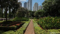 Taman Cattleya memiliki luas 31 ribu meter persegi dengan berbagai jenis tanaman hias hingga pohon besar. Destinasiini dijuluk taman instagramable karena sering jadi tempat hunting foto. (Rifkianto Nugroho)