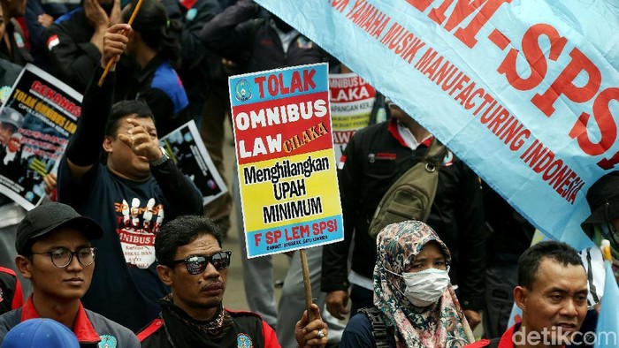 Massa buruh menggelar aksi unjuk rasa di depan Istana Negara, Jakarta. Aksi itu digelar unutk menolak Omnibus Law RUU Cipta Lapangan Kerja (Cilaka).