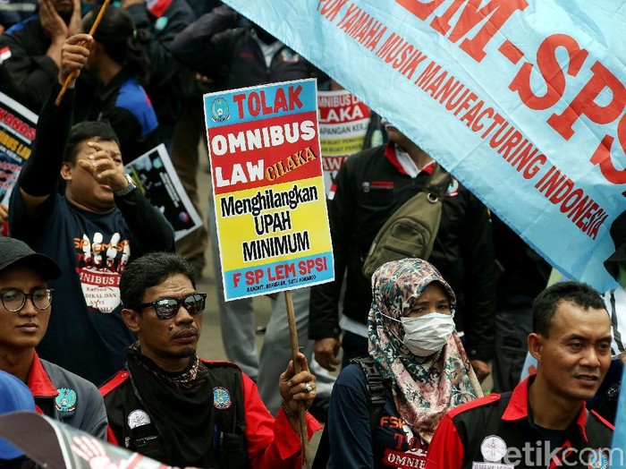 Massa buruh menggelar aksi unjuk rasa di depan Istana Negara, Jakarta. Aksi itu digelar unutk menolak Omnibus Law RUU Cipta Lapangan Kerja (Cilaka).