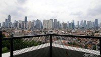 Ironisnya, tak semua gedung-gedung bertingkat di ibu kota dimanfaatkan atau digunakan sebagai tempat hunian, pusat perbelanjaan, maupun perkantoran. Ada saja sejumlah bangunan yang karena berbagai hal kini ditinggalkan dan tak berpenghuni.