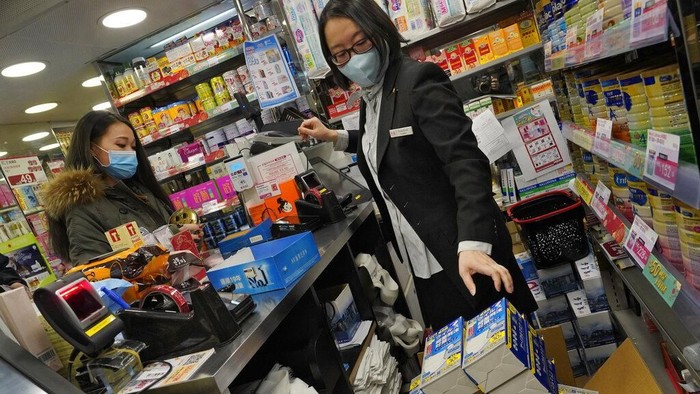 Antrean panjang warga yang hendak membeli masker terlihat di apotek maupun toko di Hong Kong. Mereka ramai-ramai beli masker agar terhindar dari virus corona.