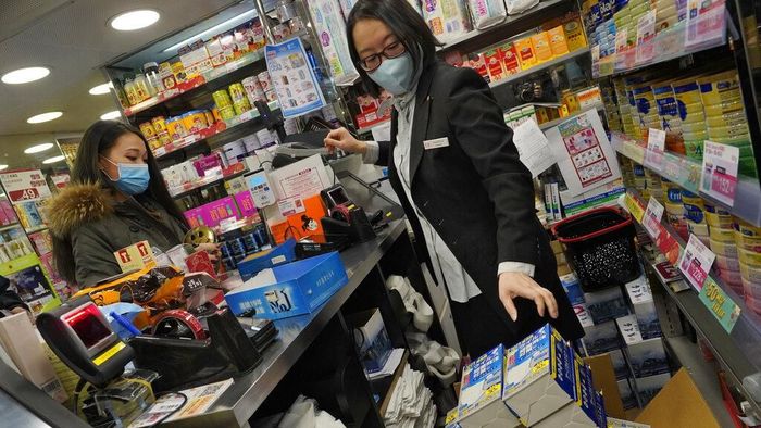 Warga Hong Kong Antre Beli Masker Antrean panjang warga yang hendak membeli masker terlihat di apotek maupun toko di Hong Kong. Mereka ramai-ramai beli masker agar terhindar dari virus corona.