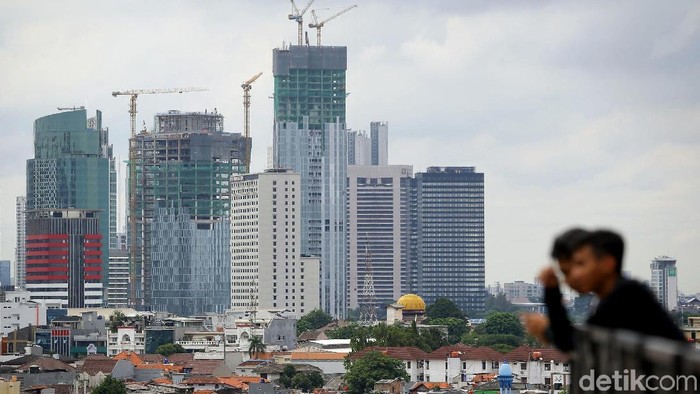 Pembangunan gedung bertingkat di Jakarta tak pernah henti. Namun hal itu berbanding terbalik dengan keberadaan ruang terbuka hijau yang minim di ibu kota.