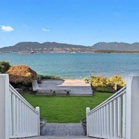 Meghan Markle dan Pangeran Harry dikabarkan sudah mengincar rumah dengan pemandangan langsung ke pegunungan dan lautan. Bagian belakang rumah ini memang memiliki pemandangan yang menakjubkan. Foto: Dok REW Real Estate