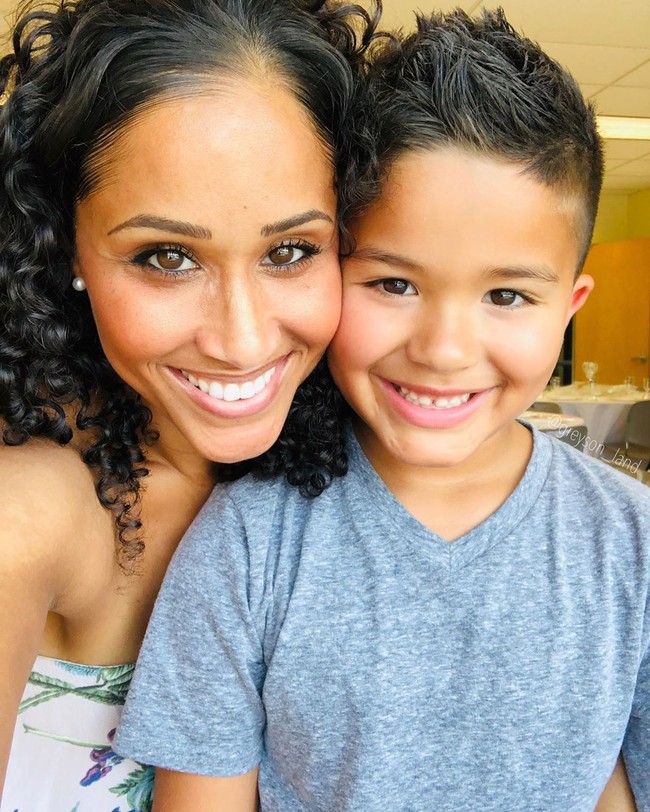 Sebelumnya Akeisha mengatakan dia sering diberhentikan orang asing di jalan karena terlihat seperti Meghan Markle. Bahkan ada seseorang yang ditemuinya di gereja benar-benar mengiranya sebagai Duchess. Foto: Instagram @greyson_land