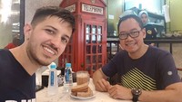 Setelah selesai olahraga, Mr. Dennis langsung mampir ke sebuah tempat untuk menikmati sepiring roti lengkap dengan kopinya. Foto: Instagram @gurukumrd