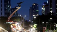 Saat malam hari, kemacetan terlihat indah lewat bias lampu kendaraan.
