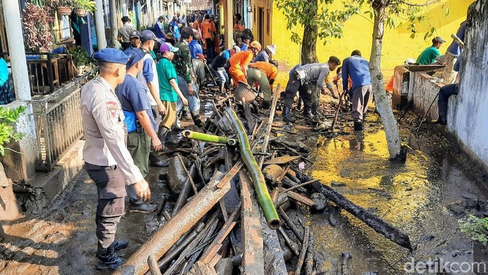 aksi bersih-bersih usai banjir bandang di bondowoso