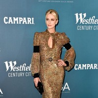Charlize Theron muncul di The Beverly Hilton, Beverly Hills, California, AS, Selasa (28/1/2020), untuk menghadiri Costume Designers Guild Awards Ke-22. Aktris pemenang Oscar itu memberikan gaya terbaiknya dalam balutan gaun emas Louis Vuitton. (Foto: Frazer Harrison/Getty Images)