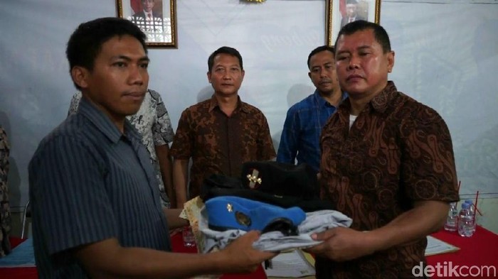 Pengurus Subang Development Committee (BANG DEC) yang berafiliasi dengan Sunda Empire serahkan atribut kebangannya ke Kesbangpol Subang