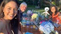 Tak hanya memiliki darah asli Indonesia, dara cantik yang memiliki kulit eksotis ini juga merupakan keturunan Belgia. Ini potret keluarga Aurelie Moeremans saat menikmati makan bersama. Foto: Instagram @aurelie