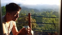 Di Instagram ia sering mengunggah video kreatif buatannya sendiri sebagai media pembelajaran bahasa Inggris untuk orang Indonesia. Tak hanya itu, pose dirinya saat ngopi pun terpampang di laman instagramnya, seperti pada momen yang satu ini. Foto: Instagram @gurukumrd