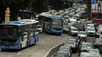 Humas PT Transjakarta, Nadia Diposanjoyo menjelaskan, tim pengamanan operasional Transjakarta bergerak untuk melancarkan situasi. Tak sampai satu jam, antrean akibat aktivitas demonstrasi di Bundaran Air Mancur BI Jalan MH Thamrin itu kemudian terurai.