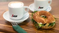 Bagel jadi teman sempurna untuk sarapan karena mengenyangkan. Apalagi jika ditambah sumber lemak sehat seperti alpukat. Bagel pun paling pas disandingkan dengan secangkir kopi hangat. Foto: Instagram cafeminzedortmund