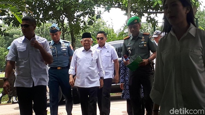 Maruf Amin temui pengungsi banjir bandang di Banten (Dwi Andayani/detikcom)