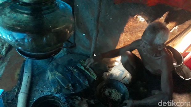 Mbah Sa'udi di Brebes, 20 Tahun Sendirian Hidup di Gubuk Lahan Makam
