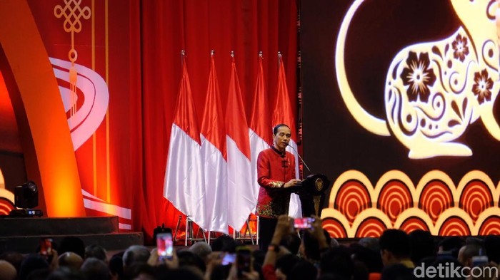 Presiden Jokowi menghadiri perayaan Imlek Nasional 2020 mengenakan changshan merah