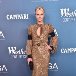 Charlize Theron Kenang Momen Sang Ibu Tembak Mati Ayahnya