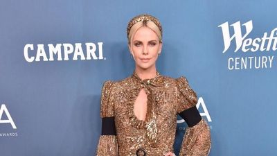 Charlize Theron Kenang Momen Sang Ibu Tembak Mati Ayahnya