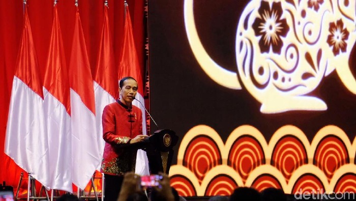 Presiden Joko Widodo (Jokowi) menghadiri perayaan Imlek Nasional tahun 2020 di ICE BSD City, Kamis (30/1). Jokowi hadir dengan mengenakan changshan.