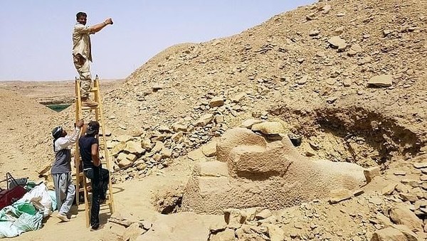 Temuan patung Spinx berkepala domba ini disebut sebagai criospinx. Panjangnya diperkirakan mencapai 5 meter, dengan tinggi 3,5 meter. (dok. Gebel el Silsila Project) Temuan patung Spinx berkepala domba ini disebut sebagai criospinx. Panjangnya diperkirakan mencapai 5 meter, dengan tinggi 3,5 meter. (dok. Gebel el Silsila Project)