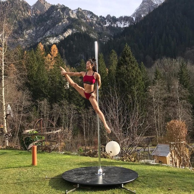 Sembilan tahun lalu, Natasha Wang memilih untuk resign dari pekerjaannya sebagai hubungan masyarakat dan mengejar karier sebagai penari tiang. Wanita berusia 44 tahun ini berhasil menjuarai kompetisi tari tiang dan telah tampil di beberapa negara sebagai artis solo di atas panggung dan TV. Foto: Instagram